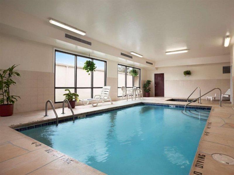 Super 8 By Wyndham Aurora/Naperville Area Екстериор снимка