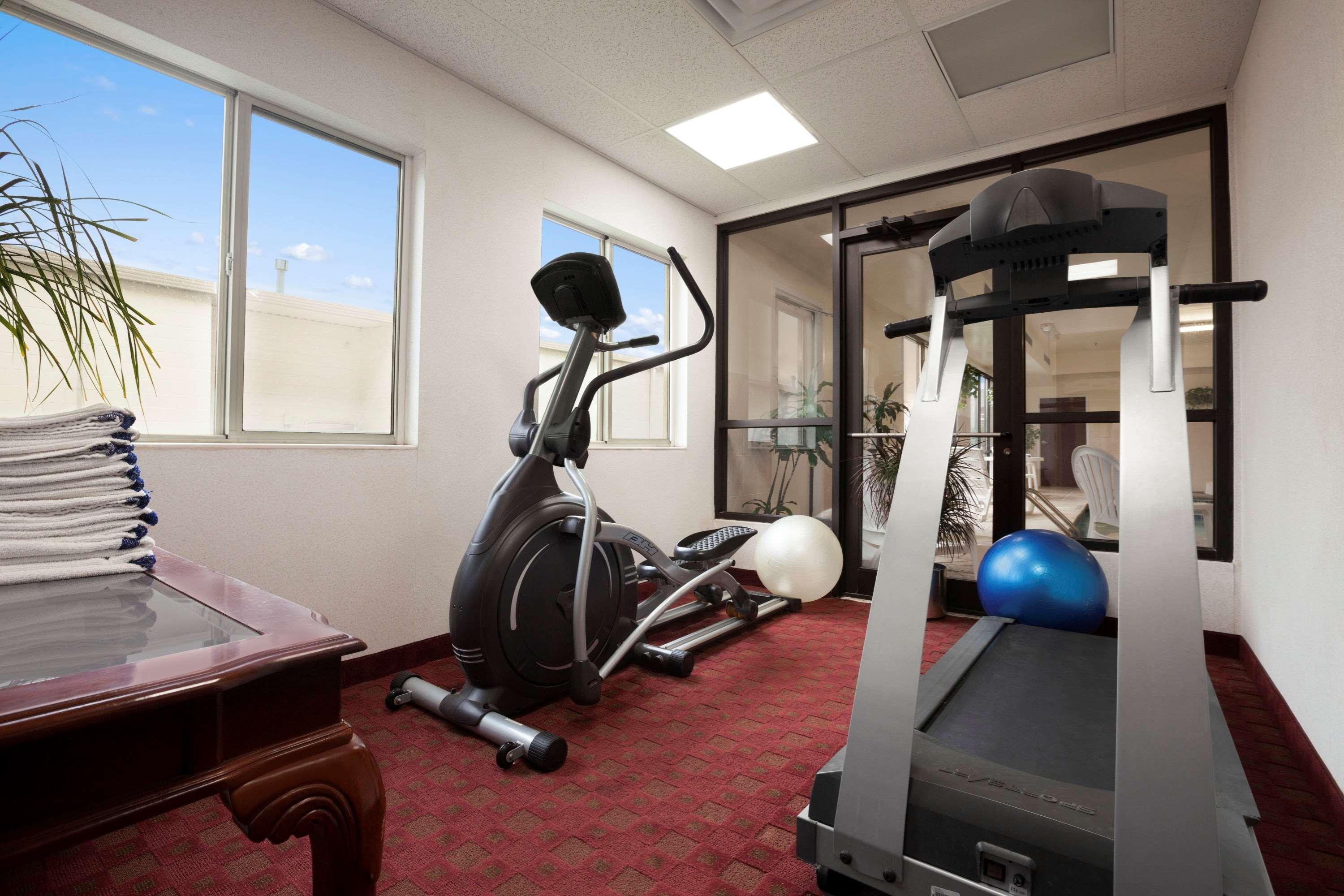 Super 8 By Wyndham Aurora/Naperville Area Екстериор снимка