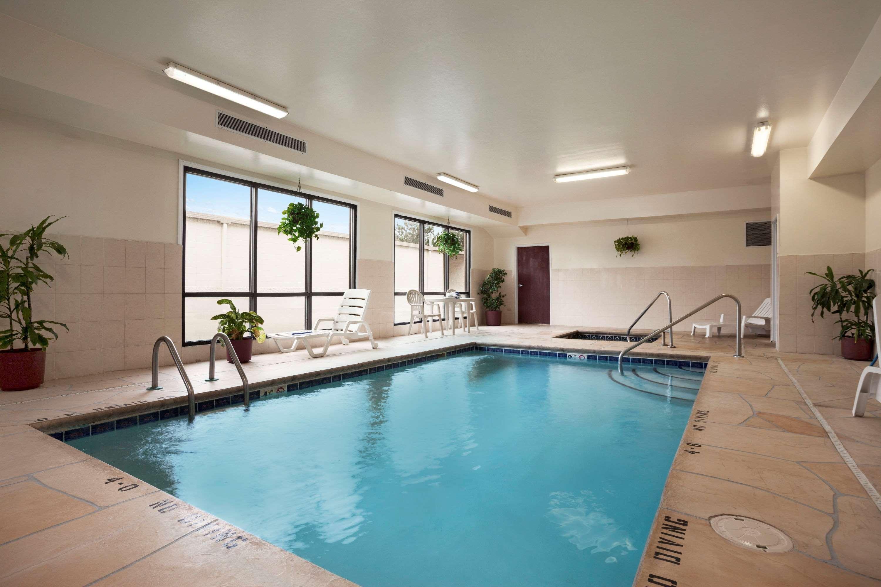 Super 8 By Wyndham Aurora/Naperville Area Екстериор снимка
