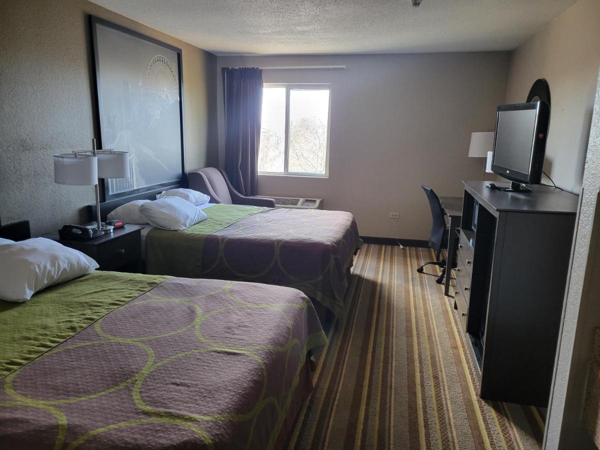 Super 8 By Wyndham Aurora/Naperville Area Екстериор снимка